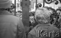 8.03.1981, Warszawa, Polska.
Obchody rocznicy Marca'68 na Uniwersytecie Warszawskim - uroczystość wmurowania w ścianę Pałacu Uruskich (Czetwertyńskich) aktu erekcyjnego pod tablicę upamiętniającą wiec studentów domagających się wolności słowa w marcu 1968. Brama Główna Uniwersytetu Warszawskiego. 
Fot. NN, zbiory Ośrodka KARTA/Independent Polish Agency (IPA) przekazał Józef Lebenbaum 
