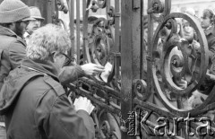8.03.1981, Warszawa, Polska.
Obchody rocznicy Marca'68 na Uniwersytecie Warszawskim - uroczystość wmurowania w ścianę Pałacu Uruskich (Czetwertyńskich) aktu erekcyjnego pod tablicę upamiętniającą wiec studentów domagających się wolności słowa w marcu 1968. Brama Główna Uniwersytetu Warszawskiego. 
Fot. NN, zbiory Ośrodka KARTA/Independent Polish Agency (IPA) przekazał Józef Lebenbaum 
