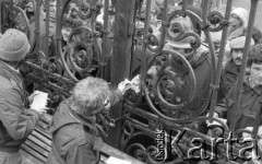 8.03.1981, Warszawa, Polska.
Obchody rocznicy Marca'68 na Uniwersytecie Warszawskim - uroczystość wmurowania w ścianę Pałacu Uruskich (Czetwertyńskich) aktu erekcyjnego pod tablicę upamiętniającą wiec studentów domagających się wolności słowa w marcu 1968. Brama Główna Uniwersytetu Warszawskiego. 
Fot. NN, zbiory Ośrodka KARTA/Independent Polish Agency (IPA) przekazał Józef Lebenbaum 

