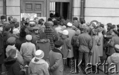 8.03.1981, Warszawa, Polska.
Obchody rocznicy Marca'68 na Uniwersytecie Warszawskim - uroczystość wmurowania w ścianę Pałacu Uruskich (Czetwertyńskich) aktu erekcyjnego pod tablicę upamiętniającą wiec studentów domagających się wolności słowa w marcu 1968.  Wejście na teren Uniwersytetu od strony kościoła sióstr Wizytek. Na bramie informacja: 