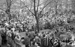 8.03.1981, Warszawa, Polska.
Obchody rocznicy Marca'68 na Uniwersytecie Warszawskim - uroczystość wmurowania w ścianę Pałacu Uruskich (Czetwertyńskich) aktu erekcyjnego pod tablicę upamiętniającą wiec studentów domagających się wolności słowa w marcu 1968. Oparta o drzewo stoi Ewa Milewicz. 
Fot. NN, zbiory Ośrodka KARTA/Independent Polish Agency (IPA) przekazał Józef Lebenbaum 

