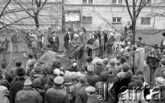 8.03.1981, Warszawa, Polska.
Obchody rocznicy Marca'68 na Uniwersytecie Warszawskim - uroczystość wmurowania w ścianę Pałacu Uruskich (Czetwertyńskich) aktu erekcyjnego pod tablicę upamiętniającą wiec studentów domagających się wolności słowa w marcu 1968. Przemówienie Macieja Gellera - przewodniczącego K.Z. NSZZ 