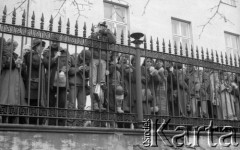 8.03.1981, Warszawa, Polska.
Obchody rocznicy Marca'68 na Uniwersytecie Warszawskim - uroczystość wmurowania w ścianę Pałacu Uruskich (Czetwertyńskich) aktu erekcyjnego pod tablicę upamiętniającą wiec studentów domagających się wolności słowa w marcu 1968.
Fot. NN, zbiory Ośrodka KARTA/Independent Polish Agency (IPA) przekazał Józef Lebenbaum 

