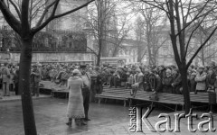 8.03.1981, Warszawa, Polska.
Obchody rocznicy Marca'68 na Uniwersytecie Warszawskim - uroczystość wmurowania w ścianę Pałacu Uruskich (Czetwertyńskich) aktu erekcyjnego pod tablicę upamiętniającą wiec studentów domagających się wolności słowa w marcu 1968.  Na pierwszym planie: Maciej Jankowski. W tle od lewej budynki: Szkoła Języków Obcych, Budynek Akademii Medycznej, Audytorium Maximum, Budynek Poseminaryjny - Wydział Prawa. 
Fot. NN, zbiory Ośrodka KARTA/Independent Polish Agency (IPA) przekazał Józef Lebenbaum 
