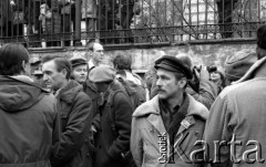 8.03.1981, Warszawa, Polska.
Obchody rocznicy Marca'68 na Uniwersytecie Warszawskim - uroczystość wmurowania w ścianę Pałacu Uruskich (Czetwertyńskich) aktu erekcyjnego pod tablicę upamiętniającą wiec studentów domagających się wolności słowa w marcu 1968. Na pierwszym planie widoczny jest Andrzej Jordan. Z profilu, drugi od lewej stoi profesor Henryk Samsonowicz - Rektor Uniwersytetu Warszawskiego. W głębi najwyższy - Jerzy Wocial. 
Fot. NN, zbiory Ośrodka KARTA/Independent Polish Agency (IPA) przekazał Józef Lebenbaum 

