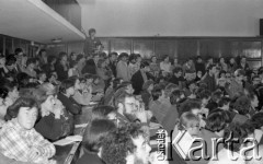 8.03.1981, Warszawa, Polska.
Obchody rocznicy Marca'68 na Uniwersytecie Warszawskim. Sesja naukowa w auli Audytorium Maximum Uniwersytetu Warszawskiego - słuchacze. 
Fot. Andrzej Friszke, zbiory Ośrodka KARTA/Independent Polish Agency (IPA) przekazał Józef Lebenbaum