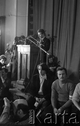8.03.1981, Warszawa, Polska.
Obchody rocznicy Marca'68 na Uniwersytecie Warszawskim. Sesja naukowa w auli Audytorium Maximum Uniwersytetu Warszawskiego - słuchacze. Przemawia Wojciech Ostrowski. 
Fot. Andrzej Friszke, zbiory Ośrodka KARTA/Independent Polish Agency (IPA) przekazał Józef Lebenbaum