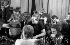 8.03.1981, Warszawa, Polska.
Obchody rocznicy Marca'68 na Uniwersytecie Warszawskim. Sesja naukowa w auli Audytorium Maximum Uniwersytetu Warszawskiego - słuchacze, m.in. Adam Michnik (w środku), za nim - Jan Lityński (w okularach). 
Fot. Andrzej Friszke, zbiory Ośrodka KARTA/Independent Polish Agency (IPA) przekazał Józef Lebenbaum