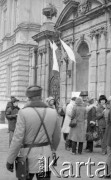 8.03.1981, Warszawa, Polska.
Obchody rocznicy Marca'68 na Uniwersytecie Warszawskim. Sesja naukowa w auli Audytorium Maximum Uniwersytetu Warszawskiego. Brama Główna Uniwersytetu Warszawskiego. 
Fot. NN, zbiory Ośrodka KARTA/Independent Polish Agency (IPA) przekazał Józef Lebenbaum