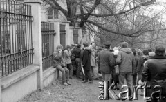 8.03.1981, Warszawa, Polska.
Obchody rocznicy Marca '68 na Uniwersytecie Warszawskim - uroczystość wmurowania w ścianę Pałacu Uruskich (Czetwertyńskich) aktu erekcyjnego pod tablicę upamiętniającą wiec studentów domagających się wolności słowa w marcu 1968. Wejście na teren uczelni od strony ulicy Oboźnej. 
Fot. Andrzej Friszke, zbiory Ośrodka KARTA/Independent Polish Agency (IPA) przekazał Józef Lebenbaum