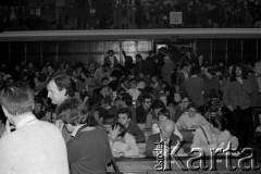 8.03.1981, Warszawa, Polska.
Obchody rocznicy Marca'68 na Uniwersytecie Warszawskim. Sesja naukowa w auli Audytorium Maximum Uniwersytetu Warszawskiego - słuchacze.
Fot. Andrzej Friszke, zbiory Ośrodka KARTA/Independent Polish Agency (IPA) przekazał Józef Lebenbaum