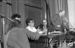8.03.1981, Warszawa, Polska.
Obchody rocznicy Marca'68 na Uniwersytecie Warszawskim. Sesja naukowa w auli Audytorium Maximum Uniwersytetu Warszawskiego - prelegenci (od lewej): Maciej Geller, Anna Walentynowicz, Lech Sokołowski, profesor Andrzej Stelmachowski, Wojciech Ostrowski. 
Fot. Andrzej Friszke, zbiory Ośrodka KARTA/Independent Polish Agency (IPA) przekazał Józef Lebenbaum 
