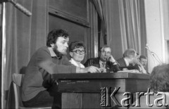 8.03.1981, Warszawa, Polska.
Obchody rocznicy Marca'68 na Uniwersytecie Warszawskim. Sesja naukowa w auli Audytorium Maximum Uniwersytetu Warszawskiego - prelegenci (od lewej): Maciej Geller, Anna Walentynowicz, Lech Sokołowski, profesor Andrzej Stelmachowski. 
Fot. Andrzej Friszke, zbiory Ośrodka KARTA/Independent Polish Agency (IPA) przekazał Józef Lebenbaum