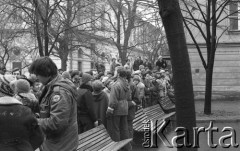 8.03.1981, Warszawa, Polska.
Obchody rocznicy Marca'68 na Uniwersytecie Warszawskim - uroczystość wmurowania w ścianę Pałacu Uruskich (Czetwertyńskich) aktu erekcyjnego pod tablicę upamiętniającą wiec studentów domagających się wolności słowa w marcu 1968.  W tle, po lewej stronie, widoczny jest gmach Instytutu Historii Sztuki. 
Fot. NN, zbiory Ośrodka KARTA/Independent Polish Agency (IPA) przekazał Józef Lebenbaum