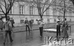 8.03.1981, Warszawa, Polska.
Obchody rocznicy Marca'68 na Uniwersytecie Warszawskim - uroczystość wmurowania w ścianę Pałacu Uruskich (Czetwertyńskich) aktu erekcyjnego pod tablicę upamiętniającą wiec studentów domagających się wolności słowa w marcu 1968. Przygotowania do uroczystości na Dużym Dziedzińcu. 
Fot. NN, zbiory Ośrodka KARTA/Independent Polish Agency (IPA) przekazał Józef Lebenbaum