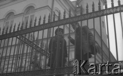 8.03.1981, Warszawa, Polska.
Obchody rocznicy Marca'68 na Uniwersytecie Warszawskim - uroczystość wmurowania w ścianę Pałacu Uruskich (Czetwertyńskich) aktu erekcyjnego pod tablicę upamiętniającą wiec studentów domagających się wolności słowa w marcu 1968. W tle - gmach Wydziału Geografii. 
Fot. NN, zbiory Ośrodka KARTA/Independent Polish Agency (IPA) przekazał Józef Lebenbaum