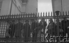 8.03.1981, Warszawa, Polska.
Obchody rocznicy Marca'68 na Uniwersytecie Warszawskim - uroczystość wmurowania w ścianę Pałacu Uruskich (Czetwertyńskich) aktu erekcyjnego pod tablicę upamiętniającą wiec studentów domagających się wolności słowa w marcu 1968. Uczestnicy uroczystości na tle gmachu Wydziału Geografii. 
Fot. NN, zbiory Ośrodka KARTA/Independent Polish Agency (IPA) przekazał Józef Lebenbaum