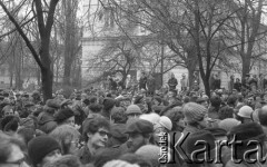 8.03.1981, Warszawa, Polska.
Obchody rocznicy Marca'68 na Uniwersytecie Warszawskim - uroczystość wmurowania w ścianę Pałacu Uruskich (Czetwertyńskich) aktu erekcyjnego pod tablicę upamiętniającą wiec studentów domagających się wolności słowa w marcu 1968. Uczestnicy uroczystości na Dużym Dziedzińcu. W tle widoczny jest Budynek Poseminaryjny - Wydział Prawa.
Fot. NN, zbiory Ośrodka KARTA/Independent Polish Agency (IPA) przekazał Józef Lebenbaum