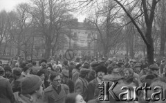 8.03.1981, Warszawa, Polska.
Obchody rocznicy Marca'68 na Uniwersytecie Warszawskim - uroczystość wmurowania w ścianę Pałacu Uruskich (Czetwertyńskich) aktu erekcyjnego pod tablicę upamiętniającą wiec studentów domagających się wolności słowa w marcu 1968. Uczestnicy uroczystości na Dużym Dziedzińcu. W tle gmach widoczny jest Instytut Historii Sztuki. 
Fot. NN, zbiory Ośrodka KARTA/Independent Polish Agency (IPA) przekazał Józef Lebenbaum