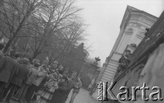 8.03.1981, Warszawa, Polska.
Obchody rocznicy Marca'68 na Uniwersytecie Warszawskim - uroczystość wmurowania w ścianę Pałacu Uruskich (Czetwertyńskich) aktu erekcyjnego pod tablicę upamiętniającą wiec studentów domagających się wolności słowa w marcu 1968. Uczestnicy uroczystości. W tle widoczna jest Brama Główna Uniwersytetu Warszawskiego. 
Fot. NN, zbiory Ośrodka KARTA/Independent Polish Agency (IPA) przekazał Józef Lebenbaum