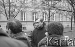 8.03.1981, Warszawa, Polska.
Obchody rocznicy Marca'68 na Uniwersytecie Warszawskim - uroczystość wmurowania w ścianę Pałacu Uruskich (Czetwertyńskich) aktu erekcyjnego pod tablicę upamiętniającą wiec studentów domagających się wolności słowa w marcu 1968 - uczestnicy uroczystości.
Fot. NN, zbiory Ośrodka KARTA/Independent Polish Agency (IPA) przekazał Józef Lebenbaum