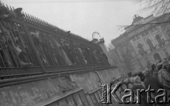 8.03.1981, Warszawa, Polska.
Obchody rocznicy Marca'68 na Uniwersytecie Warszawskim - uroczystość wmurowania w ścianę Pałacu Uruskich (Czetwertyńskich) aktu erekcyjnego pod tablicę upamiętniającą wiec studentów domagających się wolności słowa w marcu 1968. W tle widoczna jest Biblioteka Uniwersytetu Warszawskiego.
Fot. NN, zbiory Ośrodka KARTA/Independent Polish Agency (IPA) przekazał Józef Lebenbaum