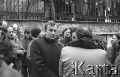 8.03.1981, Warszawa, Polska.
Obchody rocznicy Marca'68 na Uniwersytecie Warszawskim - uroczystość wmurowania w ścianę Pałacu Uruskich (Czetwertyńskich) aktu erekcyjnego pod tablicę upamiętniającą wiec studentów domagających się wolności słowa w marcu 1968. W głębi po lewej stronie stoi Mirosław Odorowski (w okularach). 
Fot. NN, zbiory Ośrodka KARTA/Independent Polish Agency (IPA) przekazał Józef Lebenbaum