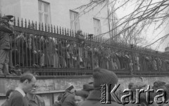 8.03.1981, Warszawa, Polska.
Obchody rocznicy Marca'68 na Uniwersytecie Warszawskim - uroczystość wmurowania w ścianę Pałacu Uruskich (Czetwertyńskich) aktu erekcyjnego pod tablicę upamiętniającą wiec studentów domagających się wolności słowa w marcu 1968. Uczestnicy, pierwszy po lewej stronie stoi Jerzy Wocial. 
Fot. NN, zbiory Ośrodka KARTA/Independent Polish Agency (IPA) przekazał Józef Lebenbaum