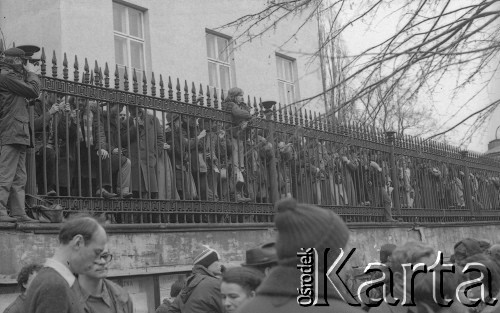 8.03.1981, Warszawa, Polska.
Obchody rocznicy Marca'68 na Uniwersytecie Warszawskim - uroczystość wmurowania w ścianę Pałacu Uruskich (Czetwertyńskich) aktu erekcyjnego pod tablicę upamiętniającą wiec studentów domagających się wolności słowa w marcu 1968. Uczestnicy, pierwszy po lewej stronie stoi Jerzy Wocial. 
Fot. NN, zbiory Ośrodka KARTA/Independent Polish Agency (IPA) przekazał Józef Lebenbaum