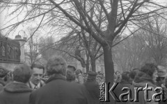 8.03.1981, Warszawa, Polska.
Obchody rocznicy Marca'68 na Uniwersytecie Warszawskim - uroczystość wmurowania w ścianę Pałacu Uruskich (Czetwertyńskich) aktu erekcyjnego pod tablicę upamiętniającą wiec studentów domagających się wolności słowa w marcu 1968. Pierwszy po prawej stoi Maciej Geller. 
Fot. NN, zbiory Ośrodka KARTA/Independent Polish Agency (IPA) przekazał Józef Lebenbaum
