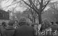 8.03.1981, Warszawa, Polska.
Obchody rocznicy Marca'68 na Uniwersytecie Warszawskim - uroczystość wmurowania w ścianę Pałacu Uruskich (Czetwertyńskich) aktu erekcyjnego pod tablicę upamiętniającą wiec studentów domagających się wolności słowa w marcu 1968. 
Fot. NN, zbiory Ośrodka KARTA/Independent Polish Agency (IPA) przekazał Józef Lebenbaum