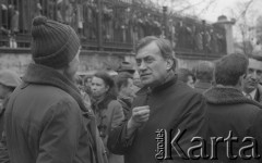 8.03.1981, Warszawa, Polska.
Obchody rocznicy Marca'68 na Uniwersytecie Warszawskim - uroczystość wmurowania w ścianę Pałacu Uruskich (Czetwertyńskich) aktu erekcyjnego pod tablicę upamiętniającą wiec studentów domagających się wolności słowa w marcu 1968. Drugi od prawej stoi profesor Henryk Samsonowicz (tyłem). 
Fot. NN, zbiory Ośrodka KARTA/Independent Polish Agency (IPA) przekazał Józef Lebenbaum