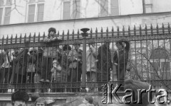 8.03.1981, Warszawa, Polska.
Obchody rocznicy Marca'68 na Uniwersytecie Warszawskim - uroczystość wmurowania w ścianę Pałacu Uruskich (Czetwertyńskich) aktu erekcyjnego pod tablicę upamiętniającą wiec studentów domagających się wolności słowa w marcu 1968. Na dole, pierwszy od prawej stoi Jerzy Wocial. 
Fot. NN, zbiory Ośrodka KARTA/Independent Polish Agency (IPA) przekazał Józef Lebenbaum