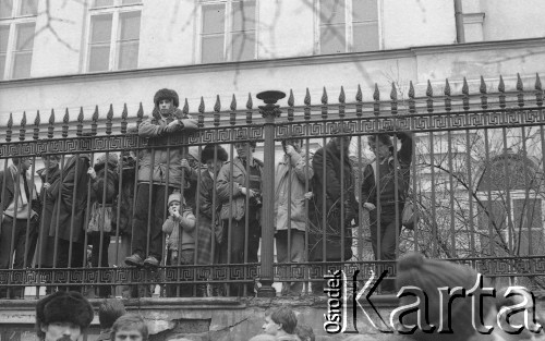 8.03.1981, Warszawa, Polska.
Obchody rocznicy Marca'68 na Uniwersytecie Warszawskim - uroczystość wmurowania w ścianę Pałacu Uruskich (Czetwertyńskich) aktu erekcyjnego pod tablicę upamiętniającą wiec studentów domagających się wolności słowa w marcu 1968. Na dole, pierwszy od prawej stoi Jerzy Wocial. 
Fot. NN, zbiory Ośrodka KARTA/Independent Polish Agency (IPA) przekazał Józef Lebenbaum