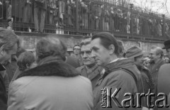 8.03.1981, Warszawa, Polska.
Obchody rocznicy Marca'68 na Uniwersytecie Warszawskim - uroczystość wmurowania w ścianę Pałacu Uruskich (Czetwertyńskich) aktu erekcyjnego pod tablicę upamiętniającą wiec studentów domagających się wolności słowa w marcu 1968. Drugi od prawej stoi Seweryn Jaworski, obok Andrzej Onyszkiewicz. 
Fot. NN, zbiory Ośrodka KARTA/Independent Polish Agency (IPA) przekazał Józef Lebenbaum