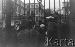 8.03.1981, Warszawa, Polska.
Obchody rocznicy Marca'68 na Uniwersytecie Warszawskim - uroczystość wmurowania w ścianę Pałacu Uruskich (Czetwertyńskich) aktu erekcyjnego pod tablicę upamiętniającą wiec studentów domagających się wolności słowa w marcu 1968. Uczestnicy przy Bramie Głównej Uniwersytetu Warszawskiego. W tle - budynki Akademii Sztuk Pięknych.
Fot. NN, zbiory Ośrodka KARTA/Independent Polish Agency (IPA) przekazał Józef Lebenbaum