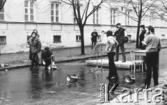 8.03.1981, Warszawa, Polska.
Obchody rocznicy Marca'68 na Uniwersytecie Warszawskim - uroczystość wmurowania w ścianę Pałacu Uruskich (Czetwertyńskich) aktu erekcyjnego pod tablicę upamiętniającą wiec studentów domagających się wolności słowa w marcu 1968 - przygotowania do uroczystości. 
Fot. NN, zbiory Ośrodka KARTA/Independent Polish Agency (IPA) przekazał Józef Lebenbaum