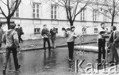 8.03.1981, Warszawa, Polska.
Obchody rocznicy Marca'68 na Uniwersytecie Warszawskim - uroczystość wmurowania w ścianę Pałacu Uruskich (Czetwertyńskich) aktu erekcyjnego pod tablicę upamiętniającą wiec studentów domagających się wolności słowa w marcu 1968 - przygotowania do uroczystości. 
Fot. NN, zbiory Ośrodka KARTA/Independent Polish Agency (IPA) przekazał Józef Lebenbaum