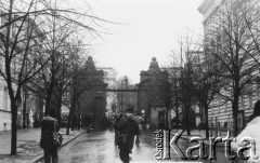 8.03.1981, Warszawa, Polska.
Obchody rocznicy Marca'68 na Uniwersytecie Warszawskim - uroczystość wmurowania w ścianę Pałacu Uruskich (Czetwertyńskich) aktu erekcyjnego pod tablicę upamiętniającą wiec studentów domagających się wolności słowa w marcu 1968 - przygotowania do uroczystości. W tle widoczna jest Brama Główna Uniwersytetu Warszawskiego. 
Fot. NN, zbiory Ośrodka KARTA/Independent Polish Agency (IPA) przekazał Józef Lebenbaum