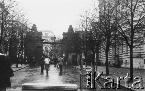 8.03.1981, Warszawa, Polska.
Obchody rocznicy Marca'68 na Uniwersytecie Warszawskim - uroczystość wmurowania w ścianę Pałacu Uruskich (Czetwertyńskich) aktu erekcyjnego pod tablicę upamiętniającą wiec studentów domagających się wolności słowa w marcu 1968 - przygotowania do uroczystości. W tle widoczna jest Brama Główna Uniwersytetu Warszawskiego. 
Fot. NN, zbiory Ośrodka KARTA/Independent Polish Agency (IPA) przekazał Józef Lebenbaum