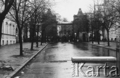 8.03.1981, Warszawa, Polska.
Obchody rocznicy Marca'68 na Uniwersytecie Warszawskim - uroczystość wmurowania w ścianę Pałacu Uruskich (Czetwertyńskich) aktu erekcyjnego pod tablicę upamiętniającą wiec studentów domagających się wolności słowa w marcu 1968 - przygotowania do uroczystości. W tle widoczna jest Brama Główna Uniwersytetu Warszawskiego. 
Fot. NN, zbiory Ośrodka KARTA/Independent Polish Agency (IPA) przekazał Józef Lebenbaum
