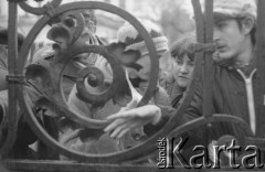 8.03.1981, Warszawa, Polska.
Obchody rocznicy Marca'68 na Uniwersytecie Warszawskim - uroczystość wmurowania w ścianę Pałacu Uruskich (Czetwertyńskich) aktu erekcyjnego pod tablicę upamiętniającą wiec studentów domagających się wolności słowa w marcu 1968 - oczekujący przed Bramą Główną Uniwersytetu Warszawskiego. 
Fot. NN, zbiory Ośrodka KARTA/Independent Polish Agency (IPA) przekazał Józef Lebenbaum