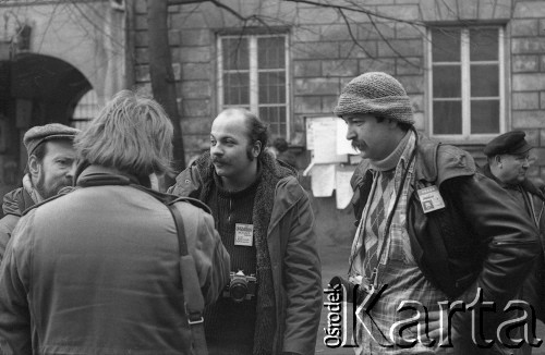 8.03.1981, Warszawa, Polska.
Obchody rocznicy Marca'68 na Uniwersytecie Warszawskim - uroczystość wmurowania w ścianę Pałacu Uruskich (Czetwertyńskich) aktu erekcyjnego pod tablicę upamiętniającą wiec studentów domagających się wolności słowa w marcu 1968. Fotoreporterzy, trzeci od lewej stoi Jacek Awakumowski. 
Fot. NN, zbiory Ośrodka KARTA/Independent Polish Agency (IPA) przekazał Józef Lebenbaum