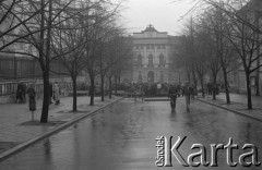 8.03.1981, Warszawa, Polska.
Obchody rocznicy Marca'68 na Uniwersytecie Warszawskim - uroczystość wmurowania w ścianę Pałacu Uruskich (Czetwertyńskich) aktu erekcyjnego pod tablicę upamiętniającą wiec studentów domagających się wolności słowa w marcu 1968 - uczestnicy zgromadzeni na Dużym Dziedzińcu. W tle - Biblioteka Uniwersytetu Warszawskiego. 
Fot. NN, zbiory Ośrodka KARTA/Independent Polish Agency (IPA) przekazał Józef Lebenbaum