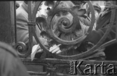 8.03.1981, Warszawa, Polska.
Obchody rocznicy Marca'68 na Uniwersytecie Warszawskim - uroczystość wmurowania w ścianę Pałacu Uruskich (Czetwertyńskich) aktu erekcyjnego pod tablicę upamiętniającą wiec studentów domagających się wolności słowa w marcu 1968 - oczekujący przed Bramą Główną Uniwersytetu Warszawskiego. 
Fot. NN, zbiory Ośrodka KARTA/Independent Polish Agency (IPA) przekazał Józef Lebenbaum