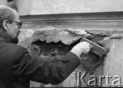 8.03.1981, Warszawa, Polska.
Obchody rocznicy Marca'68 na Uniwersytecie Warszawskim - uroczystość wmurowania w ścianę Pałacu Uruskich (Czetwertyńskich) aktu erekcyjnego pod tablicę upamiętniającą wiec studentów domagających się wolności słowa w marcu 1968. Seweryn Jaworski dokonuje aktu wmurowania. 
Fot. NN, zbiory Ośrodka KARTA/Independent Polish Agency (IPA) przekazał Józef Lebenbaum
