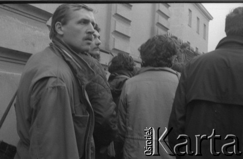 8.03.1981, Warszawa, Polska.
Obchody rocznicy Marca'68 na Uniwersytecie Warszawskim - uroczystość wmurowania w ścianę Pałacu Uruskich (Czetwertyńskich) aktu erekcyjnego pod tablicę upamiętniającą wiec studentów domagających się wolności słowa w marcu 1968. Uczestnicy uroczystości.
Fot. NN, zbiory Ośrodka KARTA/Independent Polish Agency (IPA) przekazał Józef Lebenbaum