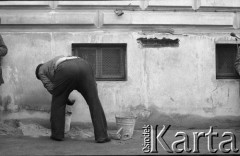 8.03.1981, Warszawa, Polska.
Obchody rocznicy Marca'68 na Uniwersytecie Warszawskim - uroczystość wmurowania w ścianę Pałacu Uruskich (Czetwertyńskich) aktu erekcyjnego pod tablicę upamiętniającą wiec studentów domagających się wolności słowa w marcu 1968. 
Fot. NN, zbiory Ośrodka KARTA/Independent Polish Agency (IPA) przekazał Józef Lebenbaum