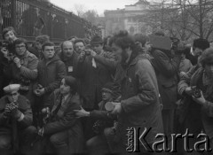 8.03.1981, Warszawa, Polska.
Obchody rocznicy Marca'68 na Uniwersytecie Warszawskim - uroczystość wmurowania w ścianę Pałacu Uruskich (Czetwertyńskich) aktu erekcyjnego pod tablicę upamiętniającą wiec studentów domagających się wolności słowa w marcu 1968. Maciej Geller z zamknietym aktem erekcyjnym. W drugim rzędzie, piąty od lewej stoi Jacek Awakumowski, obok Konstanty Gebert (w okularach, z brodą). 
Fot. NN, zbiory Ośrodka KARTA/Independent Polish Agency (IPA) przekazał Józef Lebenbaum