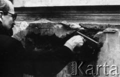 8.03.1981, Warszawa, Polska.
Obchody rocznicy Marca'68 na Uniwersytecie Warszawskim - uroczystość wmurowania w ścianę Pałacu Uruskich (Czetwertyńskich) aktu erekcyjnego pod tablicę upamiętniającą wiec studentów domagających się wolności słowa w marcu 1968. Seweryn Jaworski dokonuje aktu wmurowania. 
Fot. NN, zbiory Ośrodka KARTA/Independent Polish Agency (IPA) przekazał Józef Lebenbaum